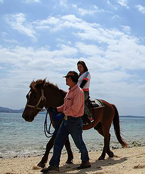 ビーチで乗馬体験